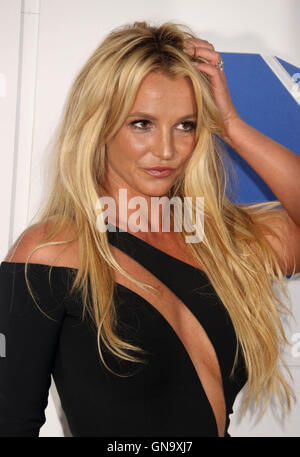 New York, New York, USA. 28. August 2016. Sängerin BRITNEY SPEARS besucht die Ankünfte am 2016 MTV Video Music Awards im Madison Square Garden statt. Bildnachweis: Nancy Kaszerman/ZUMA Draht/Alamy Live-Nachrichten Stockfoto