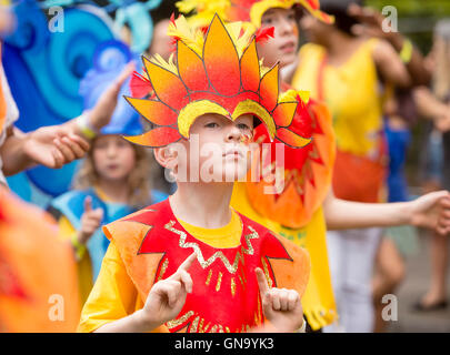 London, Vereinigtes Königreich - 28. August 2016: Kinder Parade, Notting Hill Carnival. Der erste Tag der Notting Hill Carnival ist Kindertag. Bildnachweis: Jane Campbell/Alamy Live-Nachrichten Stockfoto