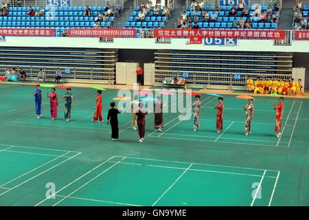 Liaocheng, Liaocheng, China. 29. August 2016. Liaocheng, CHINA - 18. August 2016: (nur zur redaktionellen Verwendung. CHINA aus) Frauen tragen chinesische traditionelle Cheongsam. Mehr als zwanzig Frauen führen eine Cheongsam Show und besuchen Sie ein Museum für Volkskultur in Liaocheng, Osten China¡¯s Shandong Provinz. Bildnachweis: SIPA Asien/ZUMA Draht/Alamy Live-Nachrichten Stockfoto