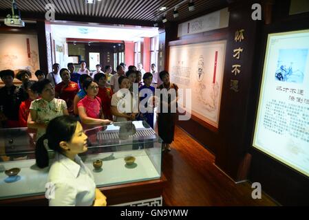 Liaocheng, Liaocheng, China. 29. August 2016. Liaocheng, CHINA - 18. August 2016: (nur zur redaktionellen Verwendung. CHINA aus) Frauen besuchen Sie ein Museum für Volkskultur. Mehr als zwanzig Frauen führen eine Cheongsam Show und besuchen Sie ein Museum für Volkskultur in Liaocheng, Osten China¡¯s Shandong Provinz. Bildnachweis: SIPA Asien/ZUMA Draht/Alamy Live-Nachrichten Stockfoto