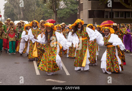 London, Vereinigtes Königreich - 28. August 2016: Kinder Parade, Notting Hill Carnival. Der erste Tag der Notting Hill Carnival ist Kindertag. Bildnachweis: Jane Campbell/Alamy Live-Nachrichten Stockfoto