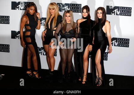 Normandi Kordei (l-R), Dinah Jane Hansen, Ally Brooke, Camila Cabello und Lauren Jauregui der fünften Harmonie stellen im Presseraum der MTV Video Music Awards, VMAs, im Madison Square Garden in New York City, USA, am 28. August 2016. Foto: Hubert Boesl /dpa - NO-Draht-Dienst- Stockfoto