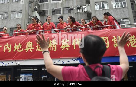 Hong Kong, China. 29. August 2016. Mitglieder der chinesischen Frauen-Volleyball-Nationalmannschaft nehmen Teil an einer Float Parade in Hongkong, Südchina, 29. August 2016. Eine 64-köpfige Delegation, darunter 42 Rio Olympiasieger und drei Elite-Athleten vom chinesischen Festland ist bei einem dreitägigen Besuch in Hong Kong vom 27. August bis 29. © Ng Wing Kin/Xinhua/Alamy Live-Nachrichten Stockfoto