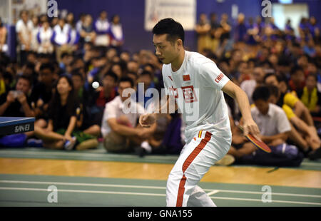 Hong Kong, China. 29. August 2016. Chinesische Tischtennisspielerin Xu Xin führt für Studenten am Sportinstitut Hong Kong in Hongkong, Südchina, 29. August 2016. Eine 64-köpfige Delegation, darunter 42 Rio Olympiasieger und drei Elite-Athleten vom chinesischen Festland ist bei einem dreitägigen Besuch in Hong Kong vom 27. August bis 29. © Lo Ping Fai/Xinhua/Alamy Live-Nachrichten Stockfoto