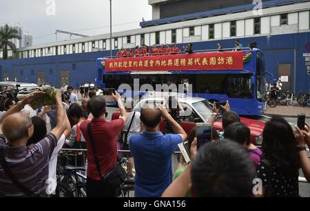 Hong Kong, China. 29. August 2016. Mitglieder der chinesischen Frauen-Volleyball-Nationalmannschaft nehmen Teil an einer Float Parade in Hongkong, Südchina, 29. August 2016. Eine 64-köpfige Delegation, darunter 42 Rio Olympiasieger und drei Elite-Athleten vom chinesischen Festland ist bei einem dreitägigen Besuch in Hong Kong vom 27. August bis 29. © Ng Wing Kin/Xinhua/Alamy Live-Nachrichten Stockfoto