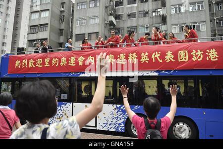 Hong Kong, China. 29. August 2016. Mitglieder der chinesischen Frauen-Volleyball-Nationalmannschaft nehmen Teil an einer Float Parade in Hongkong, Südchina, 29. August 2016. Eine 64-köpfige Delegation, darunter 42 Rio Olympiasieger und drei Elite-Athleten vom chinesischen Festland ist bei einem dreitägigen Besuch in Hong Kong vom 27. August bis 29. © Ng Wing Kin/Xinhua/Alamy Live-Nachrichten Stockfoto