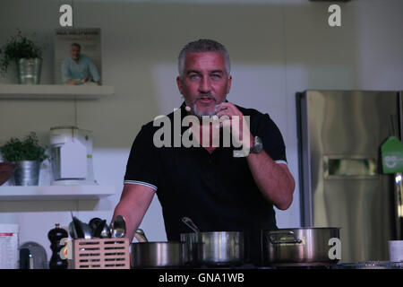 London, UK. 29. August 2016 Hampton Court Palace in Sonne gebadet dieser Feiertag statt der BBC Good Food Show.Pul Holywood kochte auf der Bühne tun eine live-Demonstration, und in der Bühne Credit befragt: Paul Quezada-Neiman/Alamy Live News Stockfoto