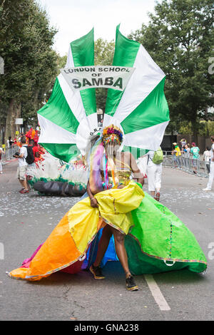 London, UK. 29. August 2016. Mitglieder des Londoner Schule von Samba teilnehmen an der Parade. Der Notting Hill Carnival, eines der größten Straßenfeste Europas findet in Notting Hill, London. Im Jahr 2016 feiert dem Notting Hill Carnival sein 50-jähriges bestehen. Bildnachweis: Bettina Strenske/Alamy Live-Nachrichten Stockfoto