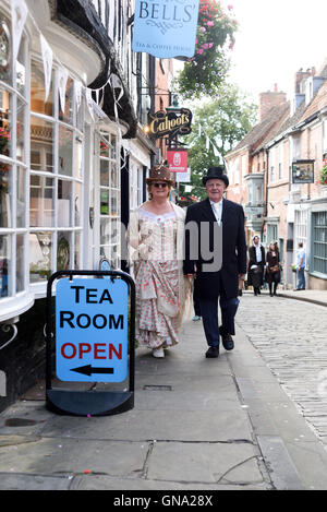 Lincoln, UK. 29. August 2016. Letzter Tag der größten Steampunk-Festival in Europa, durch das historische Viertel in der Stadt Lincoln statt. Steampunks gereist aus allen Ecken der Welt, heute bei der Veranstaltung zu sein. Bildnachweis: Ian Francis/Alamy Live-Nachrichten Stockfoto