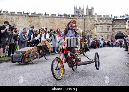 Lincoln, UK. 29. August 2016. Letzter Tag der größten Steampunk-Festival in Europa, durch das historische Viertel in der Stadt Lincoln statt. Steampunks gereist aus allen Ecken der Welt, heute bei der Veranstaltung zu sein. Bildnachweis: Ian Francis/Alamy Live-Nachrichten Stockfoto