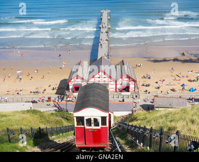 Blick über Saltburn Strand, viktorianische Pier und Cliff Straßenbahn von oben Promenade. Saltburn am Meer, North Yorkshire, England. Großbritannien Stockfoto