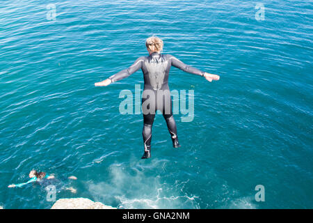 Mousehole Harbour, Cornwall, UK. 29. August 2016. Großbritannien Wetter. Strahlender Sonnenschein über Mousehole, bei Urlaubern, die die relative Sicherheit des Hafens Wasser genießen. Bildnachweis: Simon Maycock/Alamy Live-Nachrichten Stockfoto