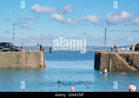 Mousehole Harbour, Cornwall, UK. 29. August 2016. Großbritannien Wetter. Strahlender Sonnenschein über Mousehole, bei Urlaubern, die die relative Sicherheit des Hafens Wasser genießen. Bildnachweis: Simon Maycock/Alamy Live-Nachrichten Stockfoto