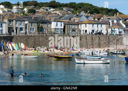 Mousehole Harbour, Cornwall, UK. 29. August 2016. Großbritannien Wetter. Strahlender Sonnenschein über Mousehole, bei Urlaubern, die die relative Sicherheit des Hafens Wasser genießen. Bildnachweis: Simon Maycock/Alamy Live-Nachrichten Stockfoto