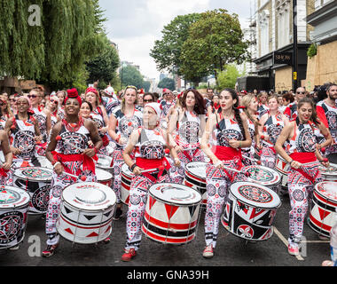 London, Großbritannien. 29. August 2016. Der Notting Hill Carnival 2016. Europas größte Street Festival bringt Tausende auf die Straße zur Partei Credit: Guy Corbishley/Alamy leben Nachrichten Stockfoto