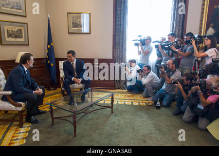 Madrid, Spanien. 29. August 2016. Kommissarischer Ministerpräsident Mariano Rajoy und spanische sozialistische Partei Führer, Pedro Sanchez, bei einem Treffen in Madrid am Montag 29 August 2016 Credit: Gtres Información Más lokalen auf line,S.L./Alamy Live News Stockfoto