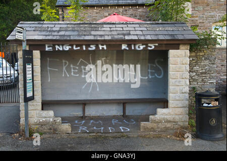 Anti-Englisch Graffiti an der Haltestelle Clyro in der Nähe von Hay-on-Wye Powys Wales UK. Trotz der Rechtschreibfehler ist die Botschaft klar. Bildnachweis: Jeff Morgan/Alamy Live-Nachrichten Stockfoto