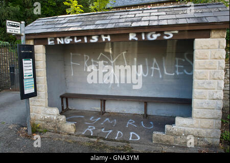 Anti-Englisch Graffiti an der Haltestelle Clyro in der Nähe von Hay-on-Wye Powys Wales UK. Trotz der Rechtschreibfehler ist die Botschaft klar. Bildnachweis: Jeff Morgan/Alamy Live-Nachrichten Stockfoto