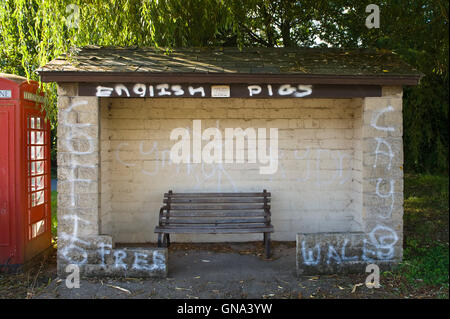 Anti-Englisch Graffiti an der Bushaltestelle am Llowes in der Nähe von Hay-on-Wye Powys Wales UK. Bildnachweis: Jeff Morgan/Alamy Live-Nachrichten Stockfoto