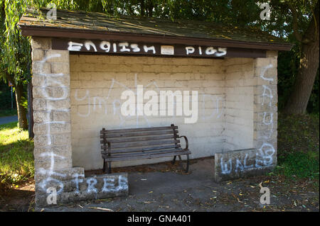 Anti-Englisch Graffiti an der Bushaltestelle am Llowes in der Nähe von Hay-on-Wye Powys Wales UK. Bildnachweis: Jeff Morgan/Alamy Live-Nachrichten Stockfoto