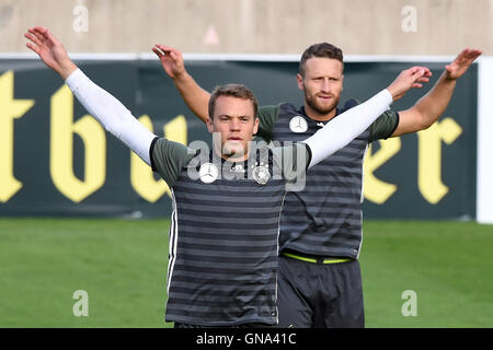 Spielern der deutschen Fußball-Mannschaft Manuel Neuer (l) und Shkodran Mustafi tun ein Warm up zusammen während einer Trainingseinheit von der deutschen Fußball-Nationalmannschaft in Düsseldorf, 29. August 2016.  Foto: FEDERICO GAMBARINI/dpa Stockfoto