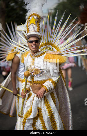 Paraiso Schule der Samba in der Notting Hill Carnival Parade, 29. August 2016 durchführen. Stockfoto