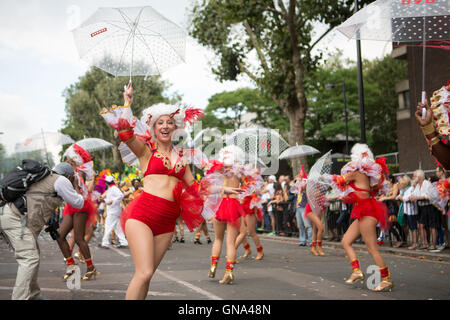 Paraiso Schule der Samba in der Notting Hill Carnival Parade, 29. August 2016 durchführen. Stockfoto