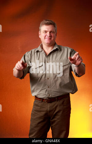 Edinburgh, UK. 29. August 2016. Edinburgh International Book Festival 17. Tag. Edinburgh International Book Festival findet statt in Charlotte Square Gardens. Edinburgh. Abgebildete Ray Mears. Pako Mera/Alamy Live-Nachrichten Stockfoto