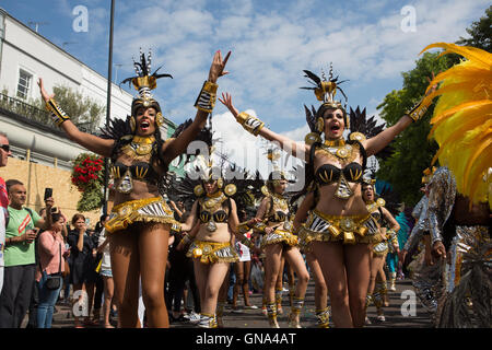 Paraiso Schule der Samba in der Notting Hill Carnival Parade, 29. August 2016 durchführen. Stockfoto