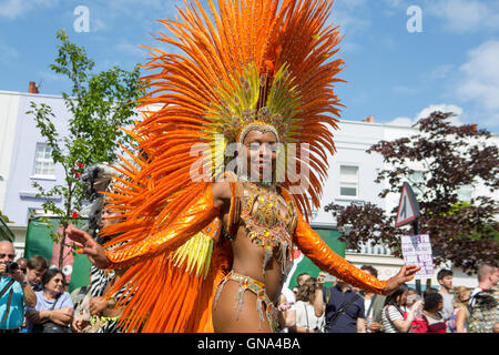 Paraiso Schule der Samba in der Notting Hill Carnival Parade, 29. August 2016 durchführen. Stockfoto