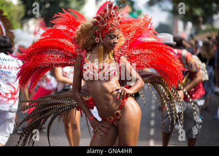 Paraiso Schule der Samba in der Notting Hill Carnival Parade, 29. August 2016 durchführen. Stockfoto