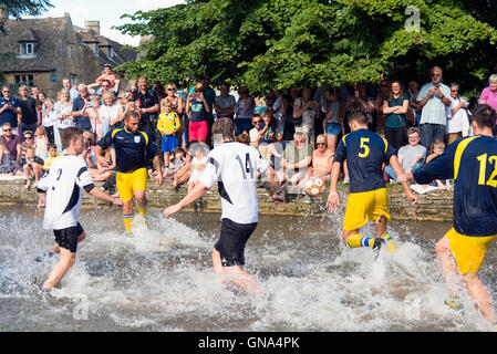 Cotswolds, UK. 29. August 2016. Bourton-on-the-Water-Fußball in den Fluss Windrush, August Bank Holiday Montag, Cotswolds, UK. Bildnachweis: Robert Convery/Alamy Live-Nachrichten Stockfoto