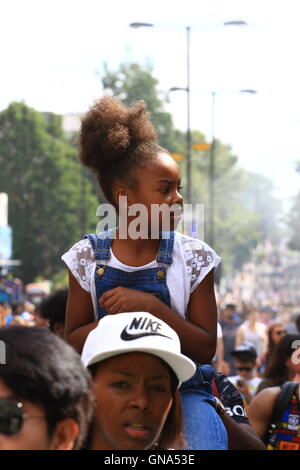 London, UK. 29. August 2016. Nachtschwärmer Teilnahme an den jährlichen Notting Hill Carnival. Bildnachweis: Daniel Crawford/Alamy Live-Nachrichten Stockfoto