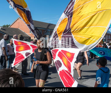 Leeds, UK. 29. August 2016. Tänzerinnen und PerformerInnen in bunten Kostümen bei Leeds Karneval 2016 Stockfoto