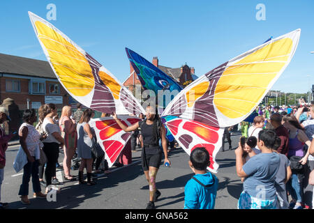 Leeds, UK. 29. August 2016. Tänzerinnen und PerformerInnen in bunten Kostümen bei Leeds Karneval 2016 Stockfoto