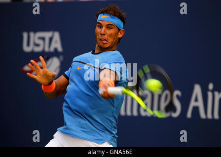 New York, USA. 29. August 2016. Spaniens Rafael Nadal in Aktion in seinem ersten Vorrundenspiel gegen Denis Istomin der Republik Usbekistan in der ersten Runde der US Open Tennis Championships in Flushing Meadows, New York am Montag, den 29. August. Bildnachweis: Adam Stoltman/Alamy Live-Nachrichten Stockfoto