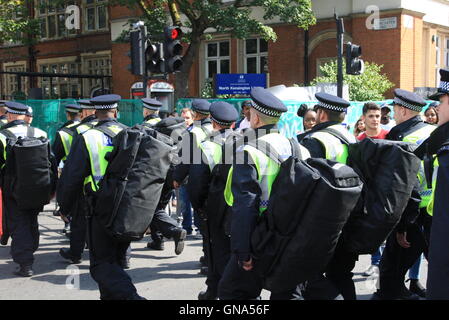 London, UK. 29. August 2016. Zu den jährlichen Notting Hill Carnival gab es eine Elche Polizeipräsenz. Bildnachweis: Daniel Crawford/Alamy Live-Nachrichten Stockfoto