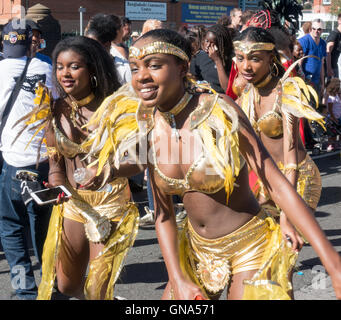 Leeds, UK. 29. August 2016. Tänzerinnen und PerformerInnen in bunten Kostümen bei Leeds Karneval 2016 Stockfoto