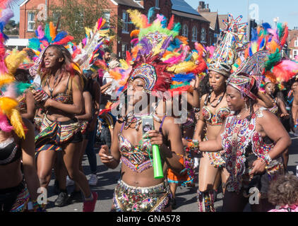 Leeds, UK. 29. August 2016. Tänzerinnen und PerformerInnen in bunten Kostümen bei Leeds Karneval 2016 Stockfoto