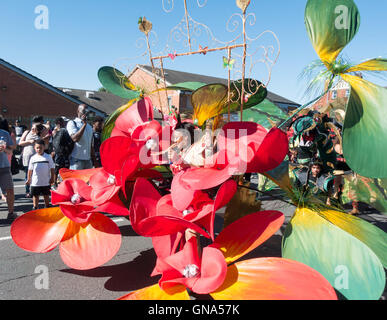 Leeds, UK. 29. August 2016. Tänzerinnen und PerformerInnen in bunten Kostümen bei Leeds Karneval 2016 Stockfoto