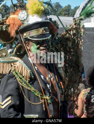 Leeds, UK. 29. August 2016. Tänzerinnen und PerformerInnen in bunten Kostümen bei Leeds Karneval 2016 Stockfoto