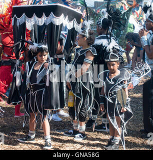 Leeds, UK. 29. August 2016. Tänzerinnen und PerformerInnen in bunten Kostümen bei Leeds Karneval 2016 Stockfoto