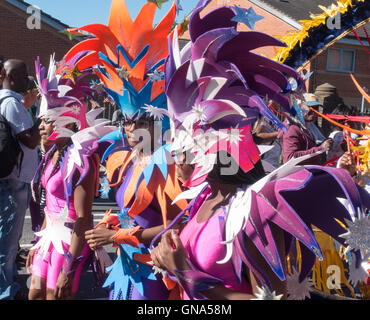 Leeds, UK. 29. August 2016. Tänzerinnen und PerformerInnen in bunten Kostümen bei Leeds Karneval 2016 Stockfoto