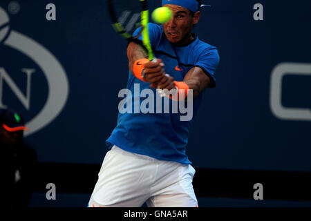 New York, Vereinigte Staaten von Amerika. 29. August 2016. Spaniens Rafael Nadal in Aktion in seinem ersten Vorrundenspiel gegen Denis Istomin der Republik Usbekistan in der ersten Runde der US Open Tennis Championships in Flushing Meadows, New York am Montag, den 29. August. Bildnachweis: Adam Stoltman/Alamy Live-Nachrichten Stockfoto