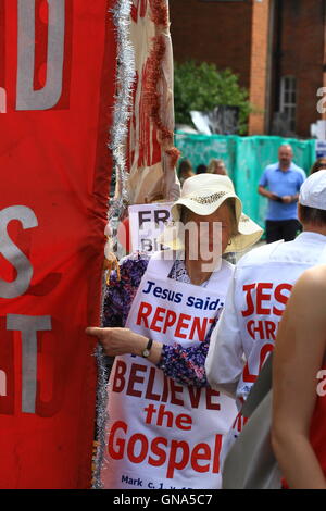 London, UK, 29. August 2016. Christen-Parade, Verbreitung ihrer Botschaft kurz vor der jährlichen Prozession der Notting Hill Carnival. Daniel Crawford/Alamy Live-Nachrichten Stockfoto