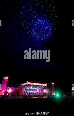 Edinburgh, Schottland. 29. August 2016. Die Jungfrau Geld Feuerwerk Konzert schließt das Edinburgh International Festival mit Musik von Scottish Chamber Orchestra unter der Leitung von Kristiina Poska. Feuerwerke waren von Pyrovision. Bildnachweis: Richard Dyson/Alamy Live-Nachrichten Stockfoto