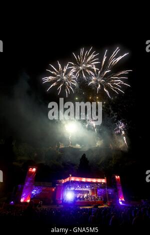 Edinburgh, Schottland. 29. August 2016. Die Jungfrau Geld Feuerwerk Konzert schließt das Edinburgh International Festival mit Musik von Scottish Chamber Orchestra unter der Leitung von Kristiina Poska. Feuerwerke waren von Pyrovision. Bildnachweis: Richard Dyson/Alamy Live-Nachrichten Stockfoto