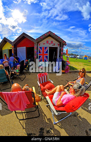 Blyth groß Schiffe Northumberland 2016 Strandhütten und Flaggen Stockfoto