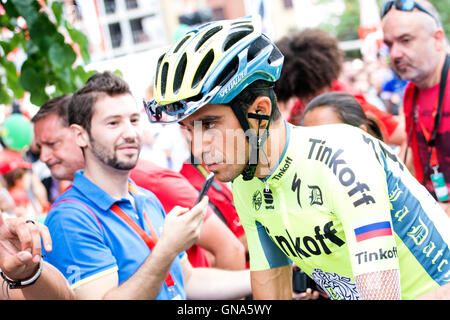 Lugones, Spanien. 29. August 2016. Alberto Contador (Tinkoff) beim Start der 10. Etappe des Radsports Rennen "La Vuelta a España" (Spanien-Rundfahrt) zwischen Lugones und Seen von Covadonga am 29. August 2016 in Lugones, Spanien. Bildnachweis: David Gato/Alamy Live-Nachrichten Stockfoto