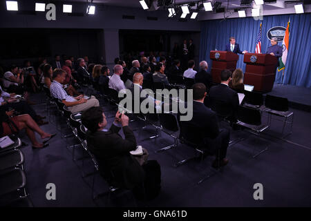 Washington, DC, USA. 29. August 2016. US-Verteidigungsminister Ash Carter und indische Verteidigungsminister Manohar Parrikar besuchen eine Pressekonferenz im Pentagon in Washington, DC, USA, 29. August 2016. Die Vereinigten Staaten und Indien am Montag unterzeichnet eine Logistik, die es ermöglichen ihre militärischen Kräfte gegenseitig die Grundlagen für die Reparatur und Erneuerung der Ausstattung verwenden. Bildnachweis: Yin Bogu/Xinhua/Alamy Live-Nachrichten Stockfoto